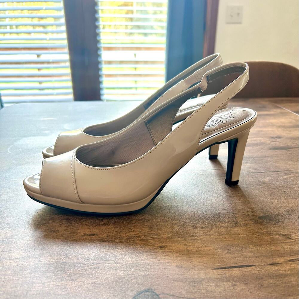 Women’s 9.5 Lifestride Memory foam Career Slingback Pump Peep toe Nude Sandal